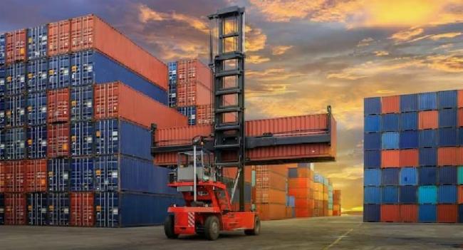 965 cargo containers held at ports due to delays